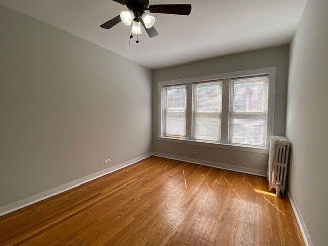 Building Photo - 2043 W Berwyn Ave
