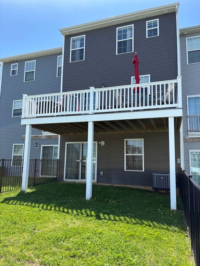 Building Photo - Beautiful townhome for rent in Hudson Ridge