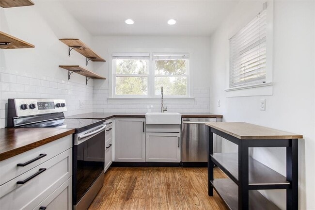 Building Photo - 917 W 4th St