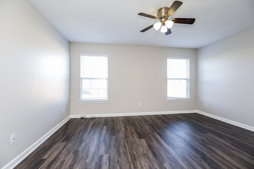 Building Photo - 172 Lyndhurst Dr