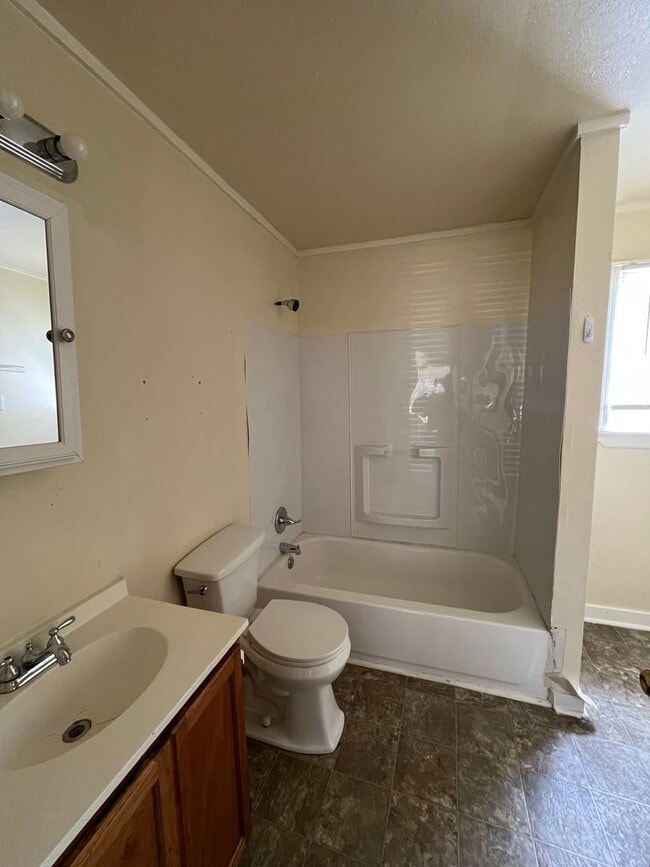 Building Photo - 2 Bedroom 1 bathroom -Central air and Heat