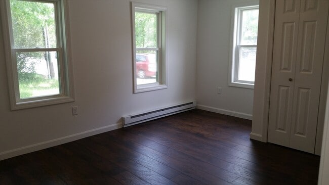 Building Photo - 10 Sutton Rd