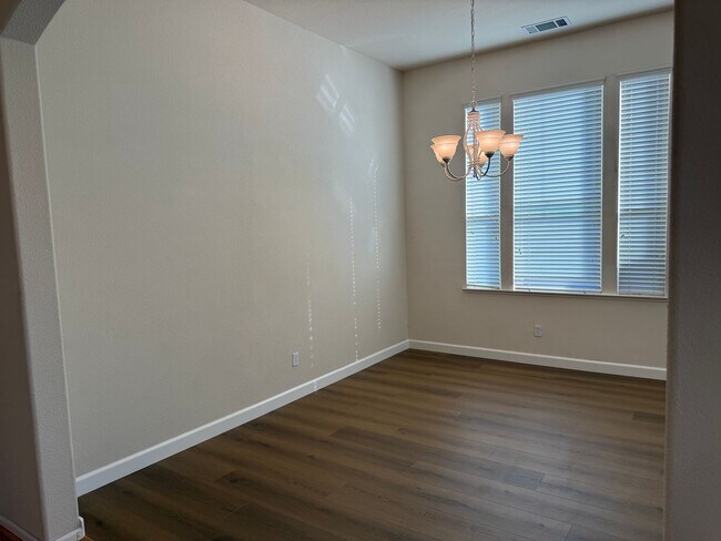 Building Photo - 1587 Regent Dr