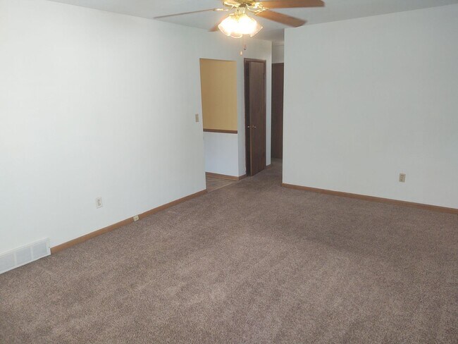 Building Photo - SW 413/415 Milan