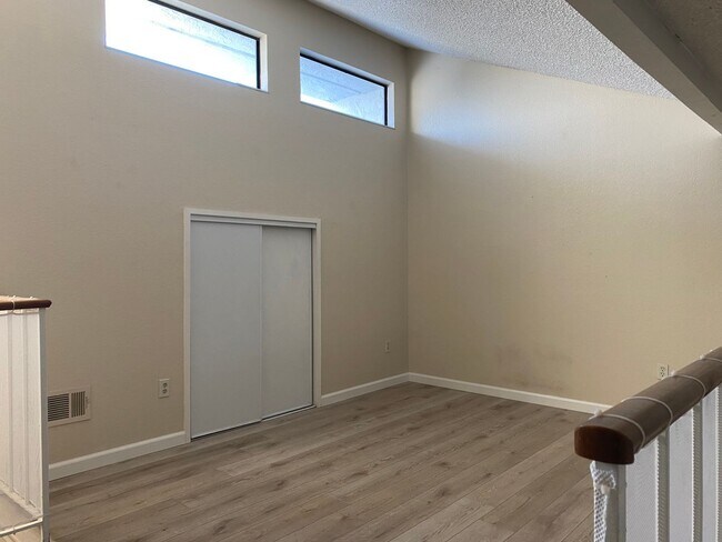 Building Photo - Well maintained Harbor Bay townhome. 2 bed...