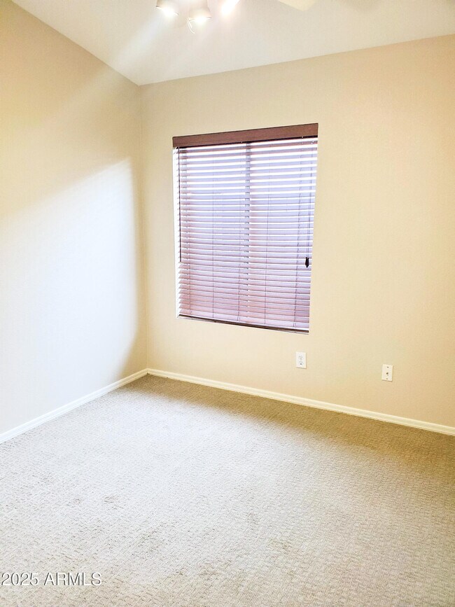 Building Photo - 2214 E Monona Dr