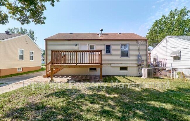 Building Photo - 9823 Meadowview Dr