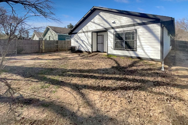 Primary Photo - 4640 Corregidor St