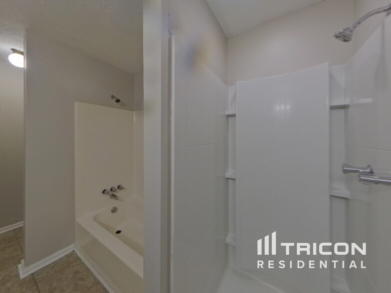Building Photo - 5242 Selene Dr