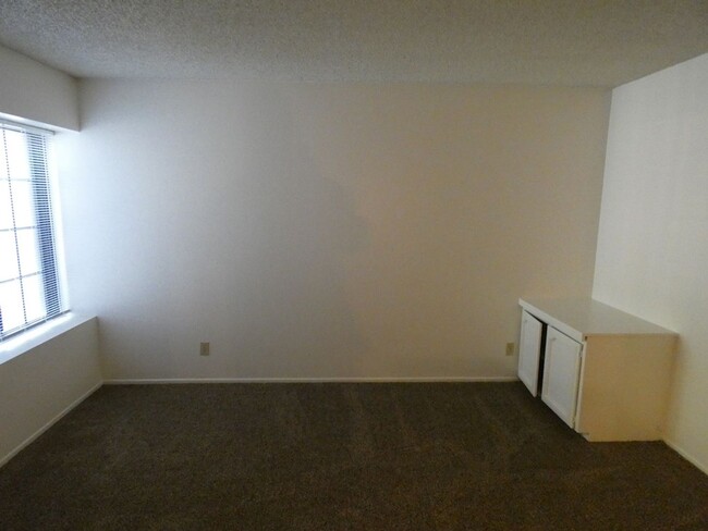 Building Photo - Spacious Northpoint Townhome near Righetti...