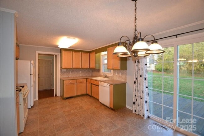 Building Photo - 2037 N Deal Ave