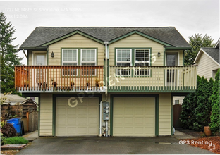 Building Photo - Shoreline Townhouse with great fenced yard