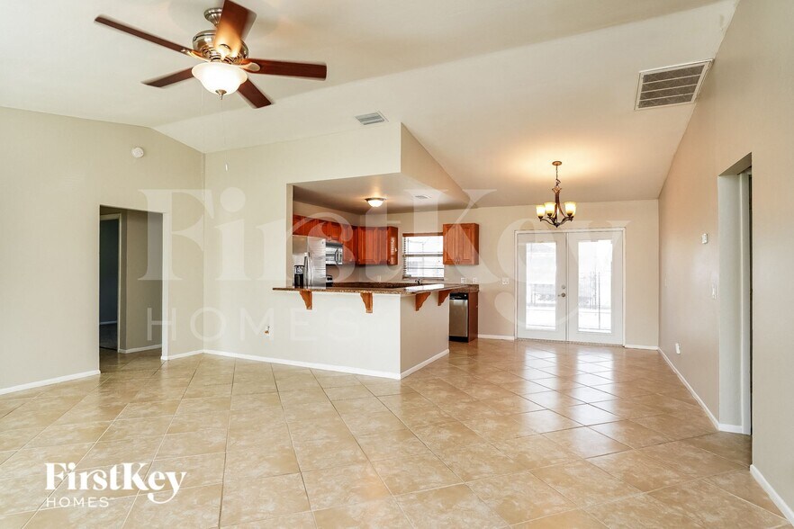 Building Photo - 4104 SW 7th Ave