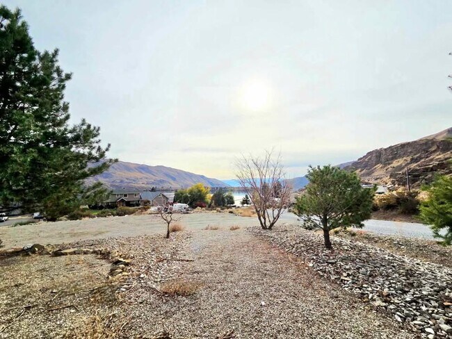 Building Photo - Gorgeous 4 Bed, 3 Bath Home w/ STUNNING RI...