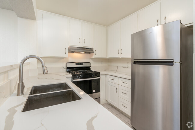2BR, 1BA - 750SF - Kitchen - 636 N HILL PLACE