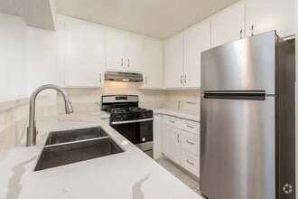 2BR, 1BA - 750SF - Kitchen - 636 N HILL PLACE