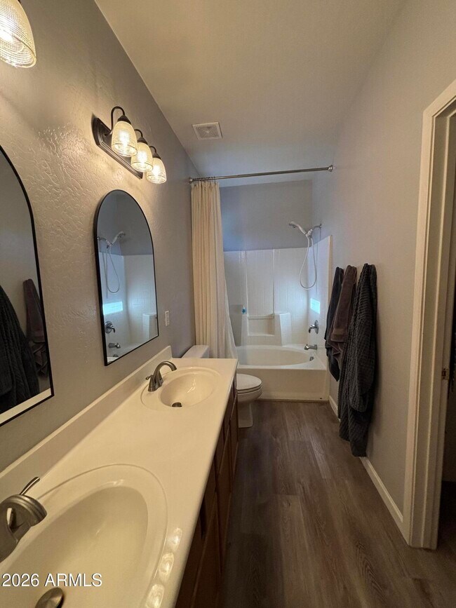 Building Photo - 948 E Savannah Dr