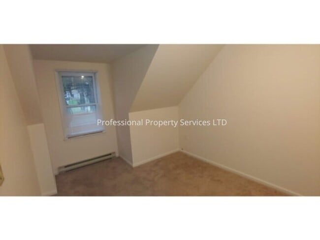 Building Photo - Country Living Near Commuter Routes