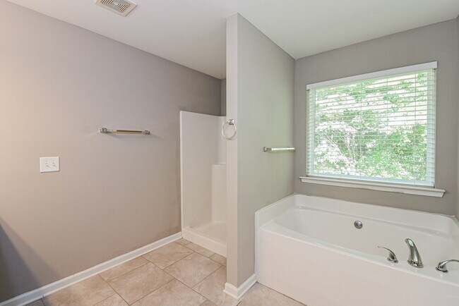 Building Photo - 15 Fieldcrest Dr