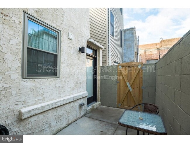 Building Photo - 533 Manton St