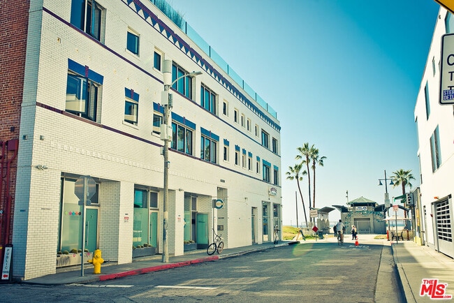Building Photo - 8 Brooks Ave