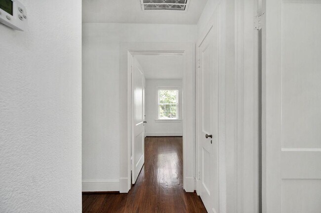 Building Photo - 819 Weedon St