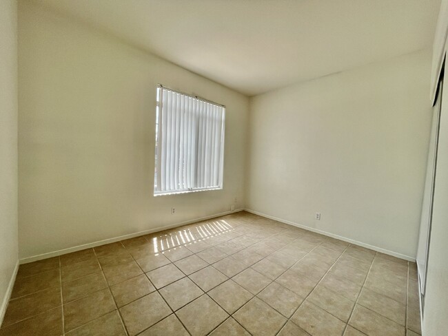 Building Photo - Desirable Downstairs 2 Bed, 2 Bath Condo f...