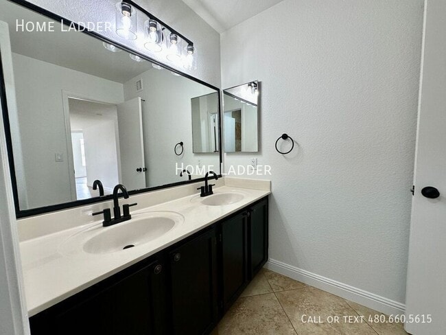 Building Photo - 2640 E Mallory St