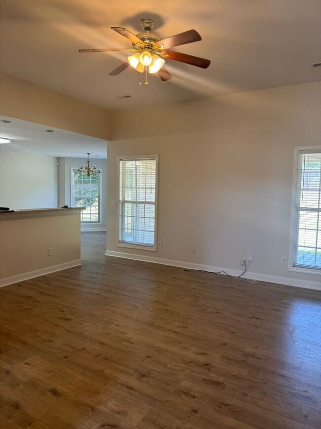 Building Photo - Updated 3 bedroom