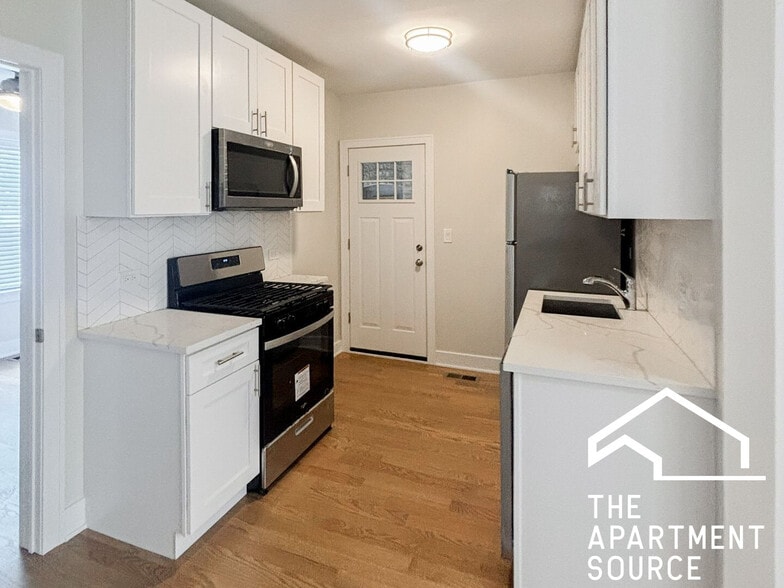 Building Photo - 1944 W Wilson Ave