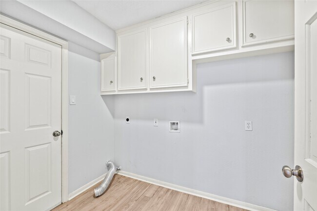 Building Photo - 911 Montview Dr