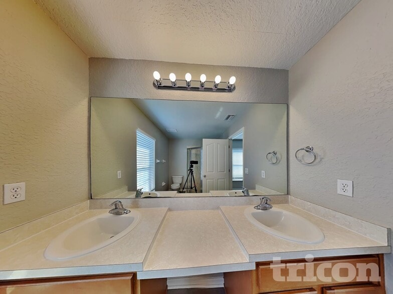 Building Photo - 2425 Bishop Rd