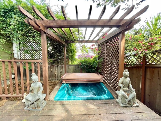 Building Photo - Bernal Hts. 2Br/1.5Ba Home w/Fab City View...