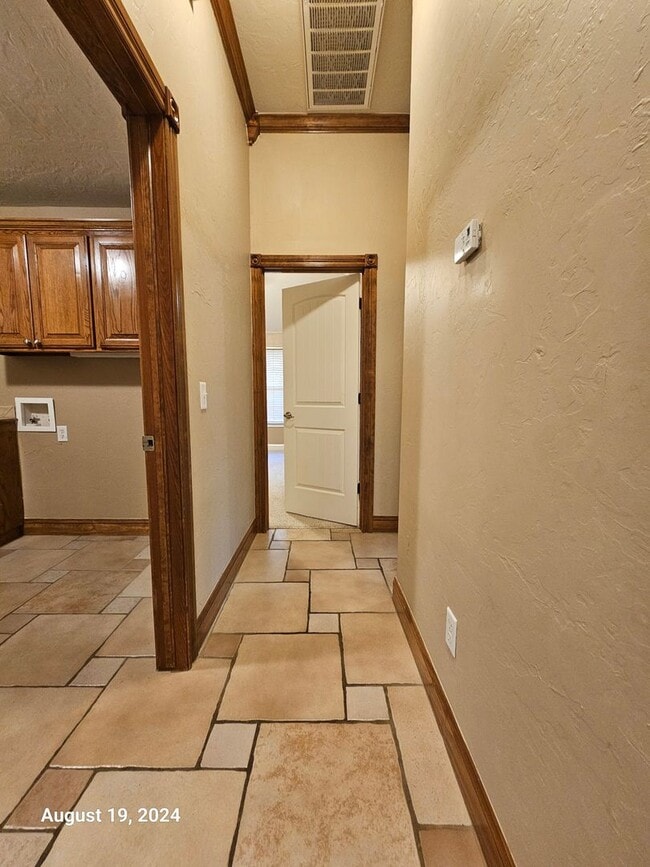 Building Photo - 3 (Bed)/2.5 (Bath) w/ Storm Shelter and Po...