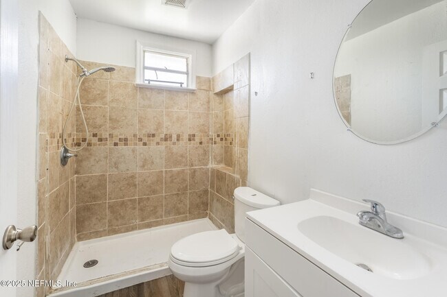 Building Photo - 1018 W 23rd St