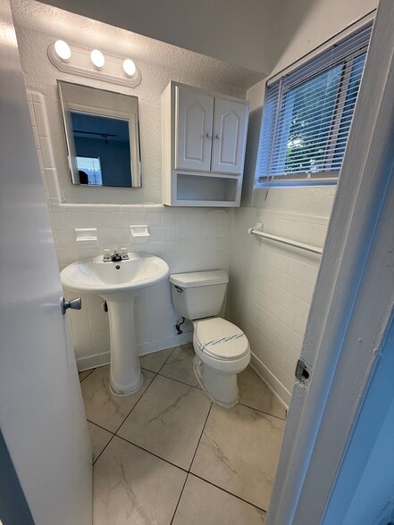 Building Photo - 1244 NE 5th Ter