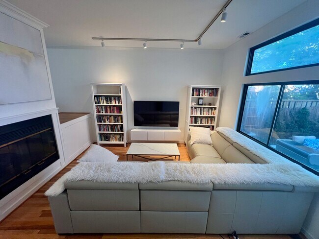 Building Photo - Luxurious 3-Bedroom Townhome in Fairmount!...