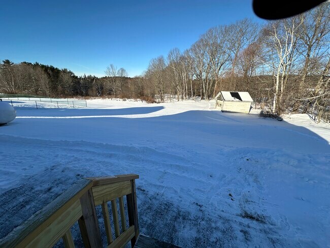 Building Photo - 524 W River Rd