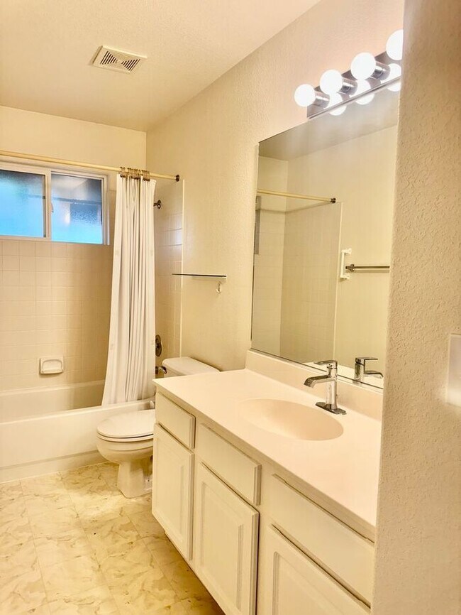 Building Photo - Spacious 3 Bed + Office | 3 Bath | 3-Car G...