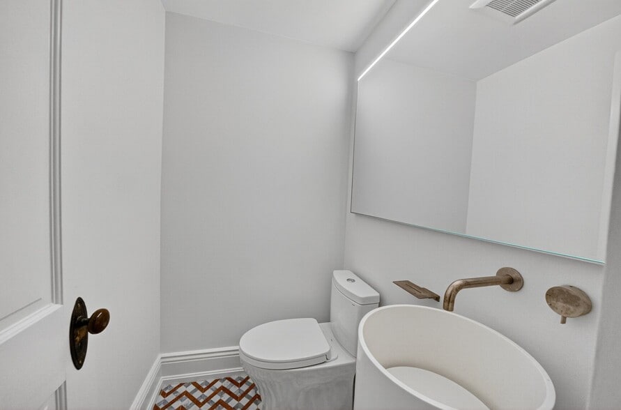 Building Photo - 917 O St NW