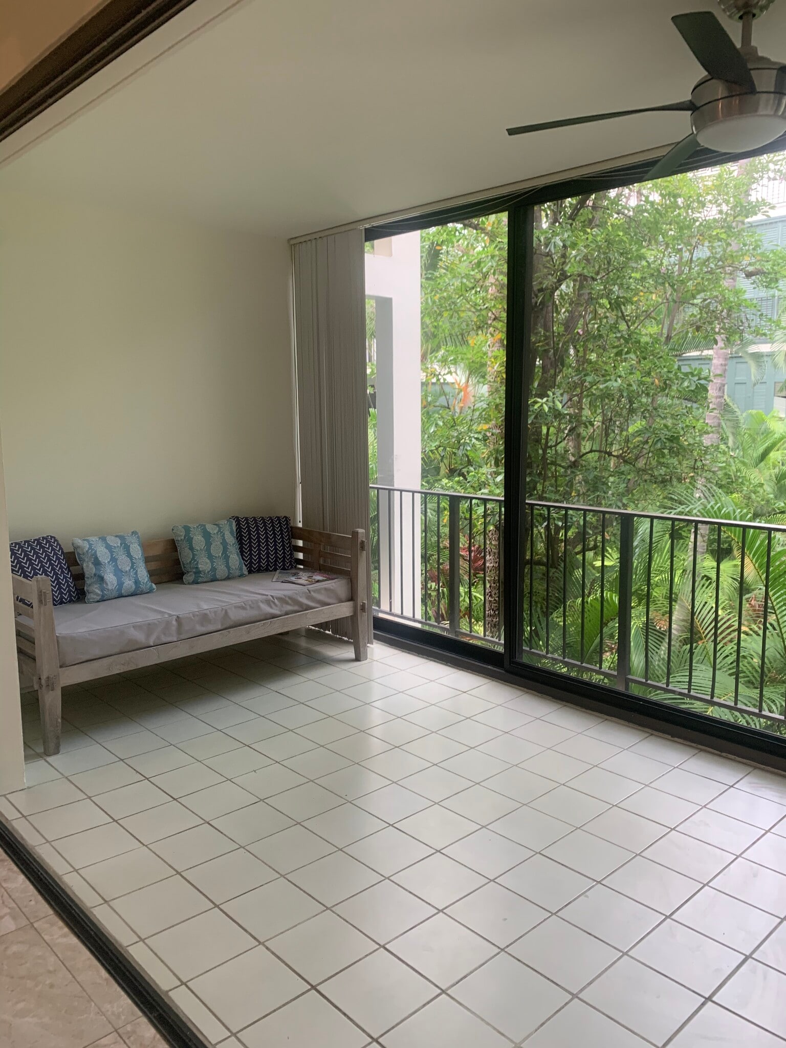 Huge Enclosed Lanai/Patio Space for Lounging - 4999 Kahala Ave