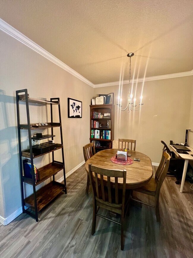 Building Photo - Stylish 2-Bed Condo Available!