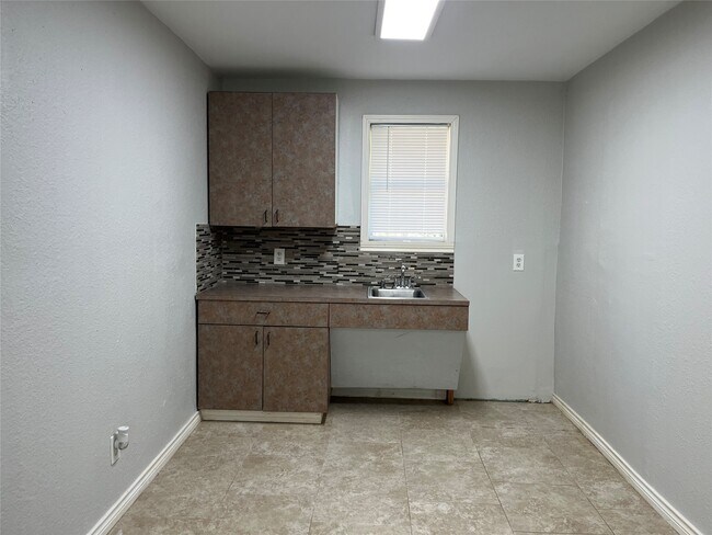 Building Photo - 2402 Fawnwood Ln