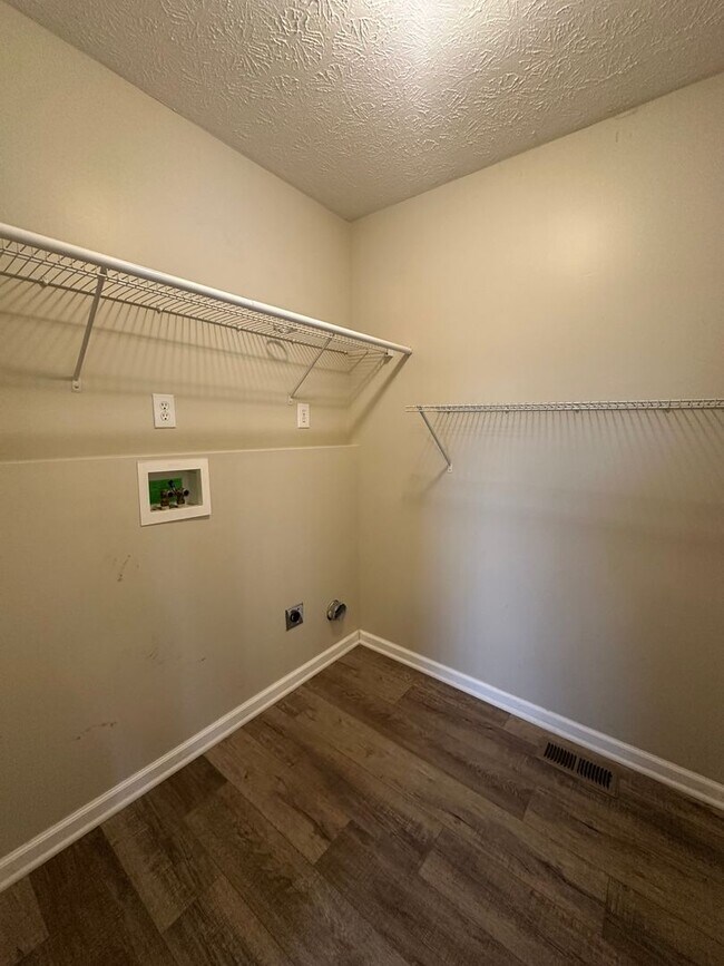 Building Photo - 4BR / 2BA Home in Middletown with Two Car Garage For Rent!