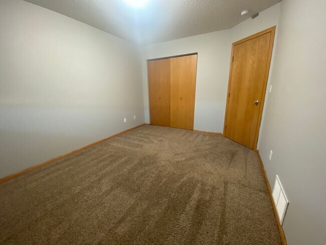 Building Photo - 3 Bedroom Twinhome near the New Sandford Hospital!!