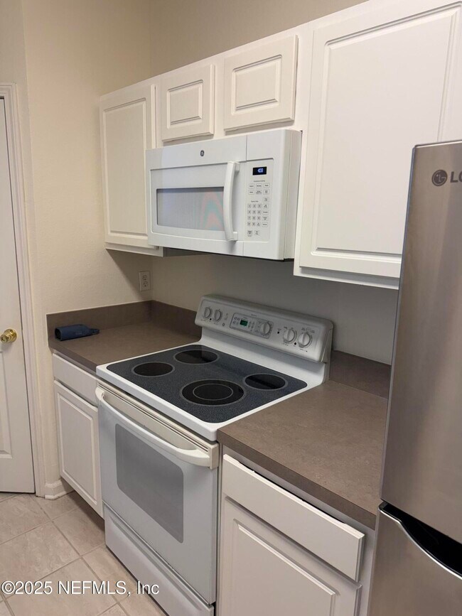 Building Photo - 10550 Baymeadows Rd