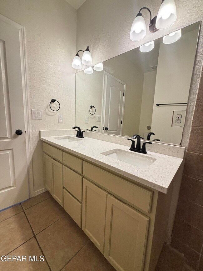 Building Photo - 14749 Sand Gate Dr