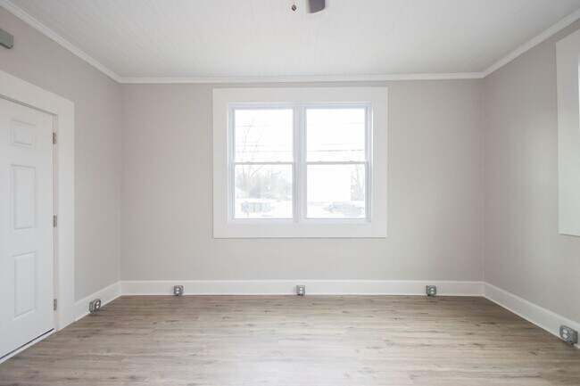 Building Photo - 725 W Poplar St