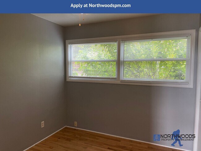 Building Photo - 3 Bedroom Charming House, located on quiet street off cul-de-sac.