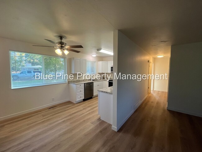 Building Photo - 810 Bergeson Dr